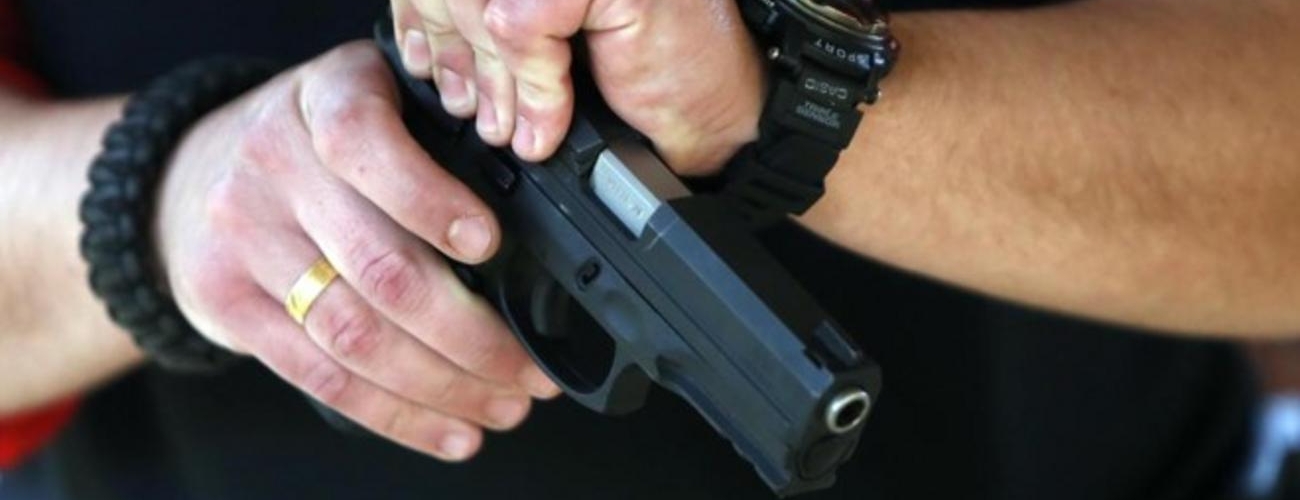 ვის აქვს ნებართვა შეიძინოს, შეინახოს ან ატაროს ცეცხლსასროლი იარაღი