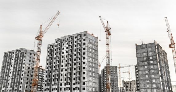 როცა კომპანია ბინას დათქმულ ვადაში არ გვაბარებს...